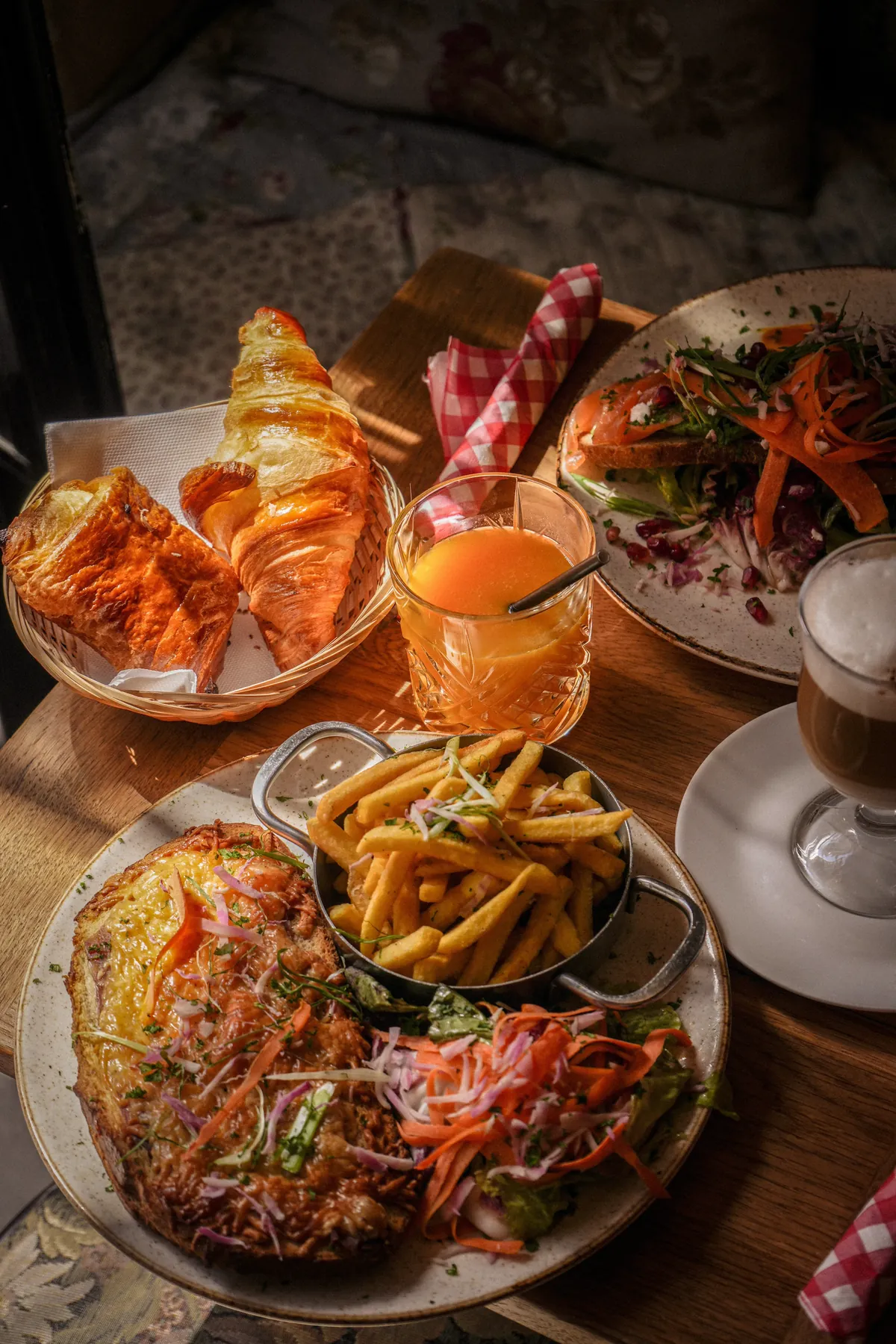 Table de brunch garnie au Bouy-Bouy