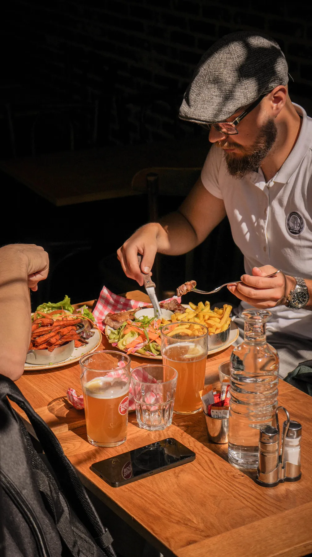 Une table du Bouy-Bouy, clients attablés dans la salle